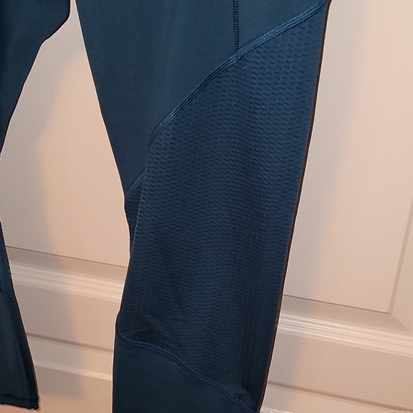 Athleta Mesh Contender Capris - Picture 3 of 7